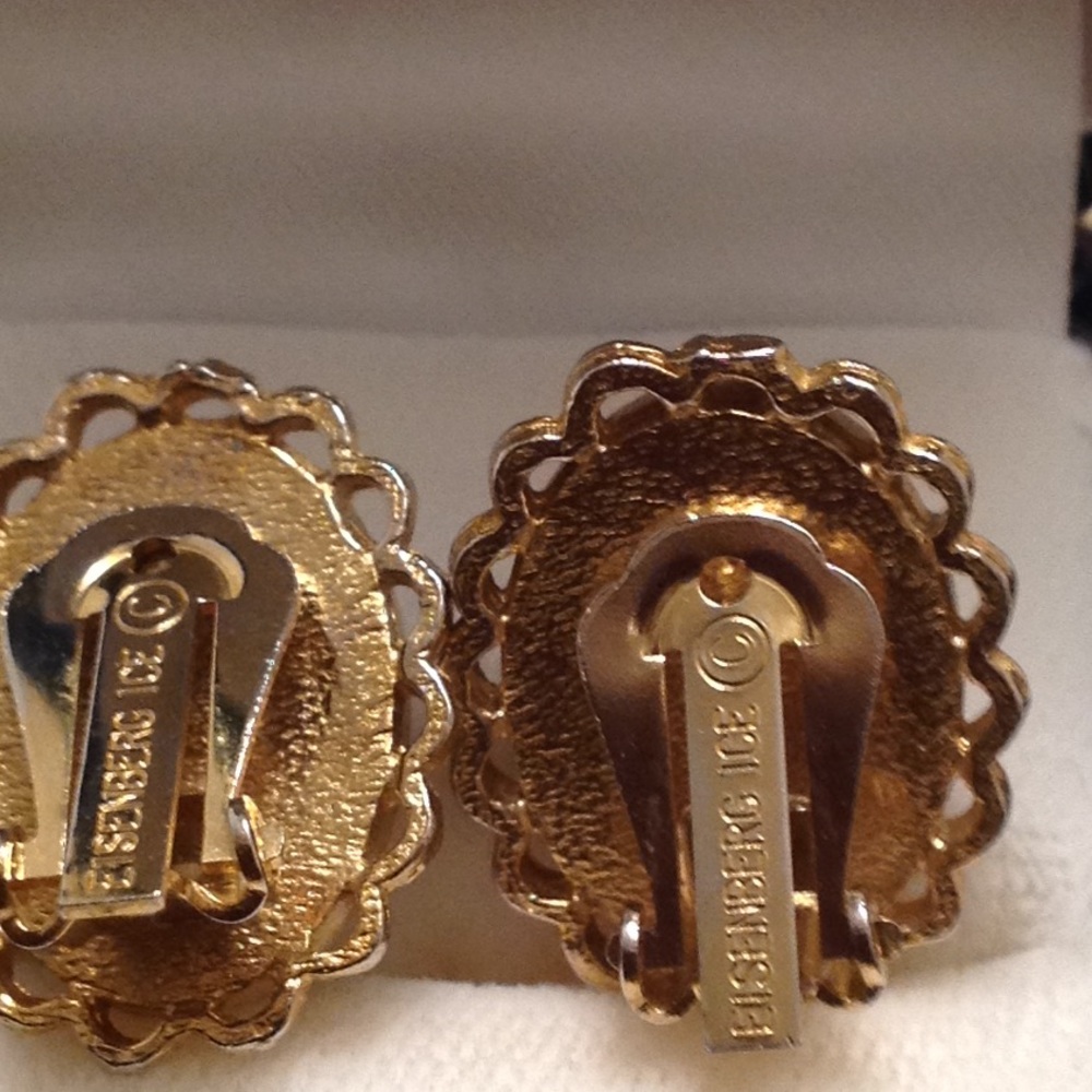 Vintage Eisenberg ice  gold tone porcelain cameo clips - Picture 4 of 4